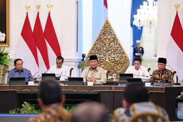 Forum Lintas Generasi, Prabowo Kumpulkan Tokoh Bangsa di Istana 1 Presiden Prabowo Subianto memimpin forum lintas generasi di Istana Merdeka bersama tokoh bangsa dan mantan presiden untuk membahas isu strategis nasional serta global.