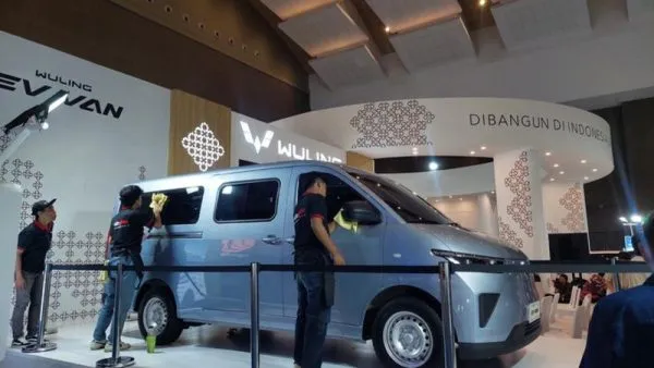 Foto yang diabadikan pada 29 April 2025 ini menunjukkan produk baru Wuling yang dipamerkan dalam ajang Periklindo Electric Vehicle Show (PEVS) 2025 di Jakarta. (Xinhua)