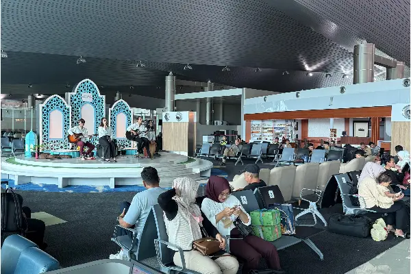 Hangatnya Idulfitri di Bandara Sam Ratulangi Manado, Ada Live Music dan Salat Bersama