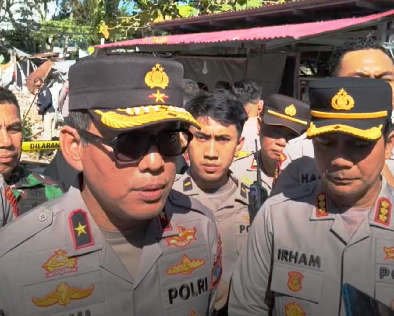 Gempa M 7,6 Guncang Sulut, Lansia 69 Tahun Tewas Tertimpa Kanopi Gedung KONI Manado 9 Brigjen Pol. Awi Setiyono, S.I.K., M.Hum saat meninjau lokasi didampingi oleh Kapolresta Manado