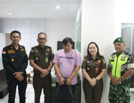 Tim Tabur Kejati Sulut Berhasil Amankan Buronan Kasus Kehutanan yang Masuk DPO 8 Tim Tabur Kejati Sulut Berhasil Amankan Buronan Kasus Kehutanan yang Masuk DPO