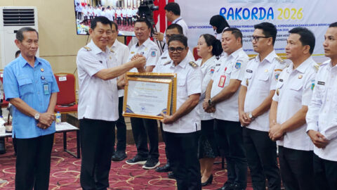 Wagub Victor Mailangkay Serahkan Penghargaan Bergengsi Bangga Kencana ke Pemda Sitaro