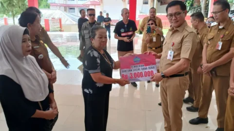 Bupati Joune Ganda Langsung Transfer Dana Duka ke Rekening Penerima