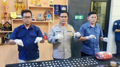 konferensi pers yang digelar Senin (27/4/2026), dipimpin langsung oleh Kapolresta Manado Kombes Pol Irham Halid, didampingi Kasat Resnarkoba Kompol Hilman Muthalib dan Kasi Humas Iptu Agus Haryono.