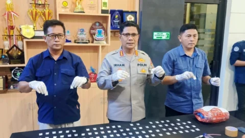 konferensi pers yang digelar Senin (27/4/2026), dipimpin langsung oleh Kapolresta Manado Kombes Pol Irham Halid, didampingi Kasat Resnarkoba Kompol Hilman Muthalib dan Kasi Humas Iptu Agus Haryono.