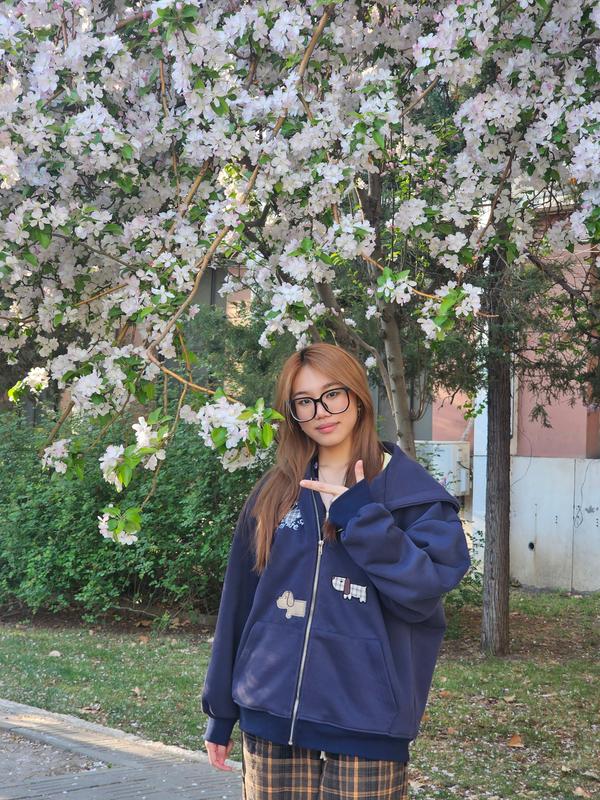 Foto yang diabadikan pada 4 April 2026 ini menunjukkan Athena Aileen Lengkong, mahasiswi asal Indonesia yang sedang belajar di Universitas Tianjin, berpose untuk difoto di kampusnya di Kota Tianjin, China utara. (Xinhua)
