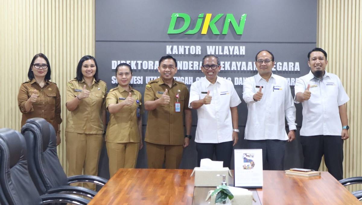 BKAD Sulut Audiensi dengan Kanwil DJPb dan DJKN di Manado, Ini Agendanya 9 Kepala BKAD Provinsi Sulawesi Utara Clay Dondokambey bersama jajaran foto bersama dengan Kepala Kanwil DJKN Suluttenggomalut Sumarsono usai audiensi di Gedung Keuangan Negara, Jalan Bethesda, Manado, Senin (13/04/2026).