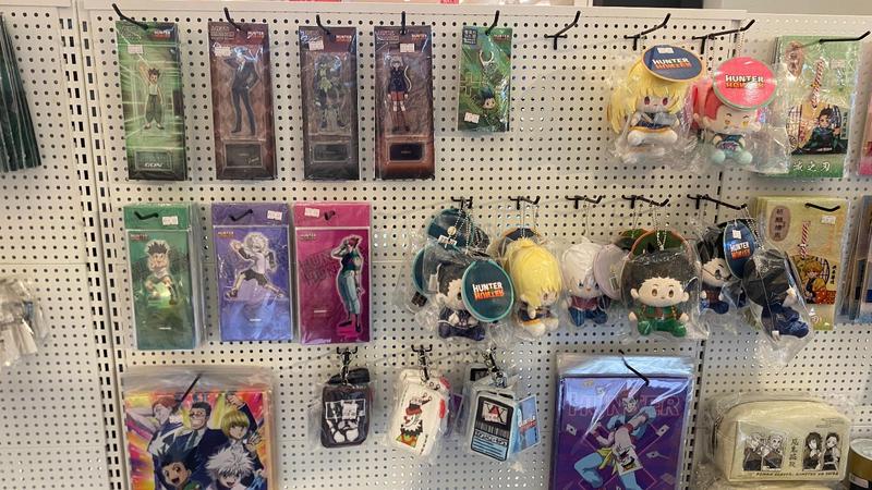 Berbagai merchandise eksklusif anime "Hunter x Hunter" yang dijual dalam ajang Muse Super Anime Pop Up 2026 di Pluit Village, Jakarta Utara, pada 3 April 2026. (Xinhua/Poppy)