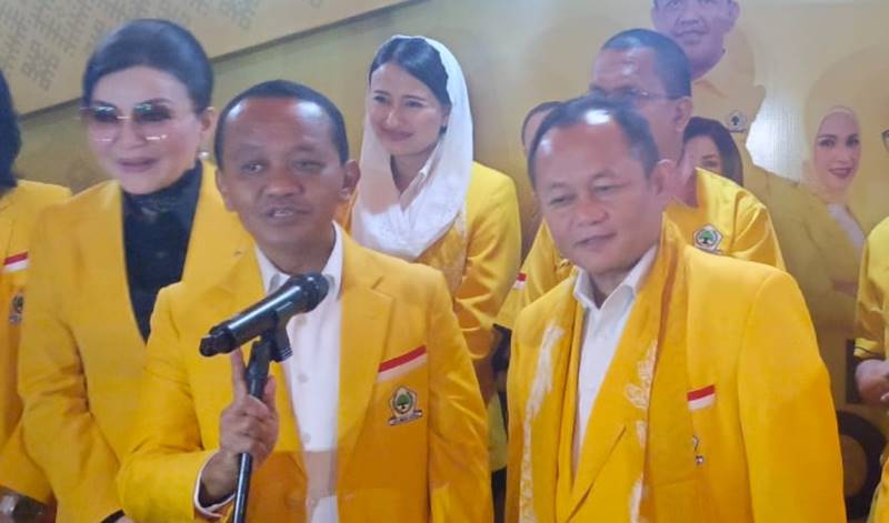Bahlil Lahadalia Ngotot ke Manado Sendiri: "Banyak Kenangan di Sini sejak Saya Masih Mahasiswa" 8 Christiany Eugenia Paruntu, Bahlil Lahadalia, dan M. Sarmuji dalam kegiatan Musda Partai Golkar Sulawesi Utara.