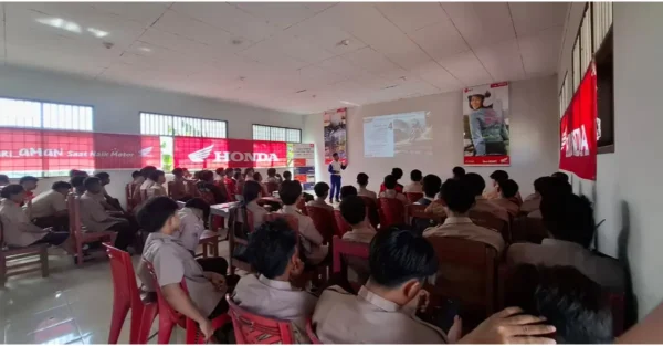 SMK Negeri 2 Manado Kedatangan Tim DAW, Dapat Edukasi Safety Riding 8 SMK Negeri 2 Manado Kedatangan Tim DAW, Dapat Edukasi Safety Riding