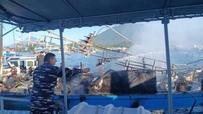 Aksi Cepat Prajurit Satrol Kodaeral VIII Berhasil Jinakkan Kebakaran Kapal di Bitung