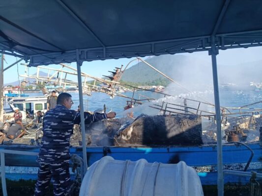 Aksi Cepat Prajurit Satrol Kodaeral VIII Berhasil Jinakkan Kebakaran Kapal di Bitung