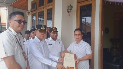PTSL Berbuah Nyata: Wali Kota Hengky Honandar Serahkan Sertipikat, 204 Bidang Tanah Resmi Milik Warga