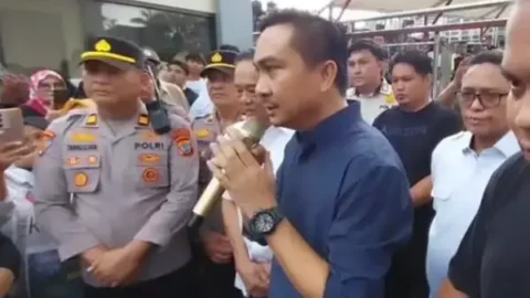 Hujan tak Surutkan Niat Nick Lomban dan Berty Kapojos Terima Aksi Massa di DPRD Sulut