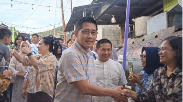 Wali Kota Hengky Honandar Hadiri Tradisi Ketupat, Girian Indah Penuh Kebersamaan