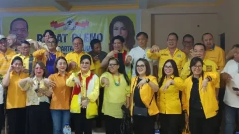 Lewat Simbol Tiga Jari ke Bawah, DPD Beri Sinyal Dukung Michaela Elsiana Paruntu Pimpin Golkar Sulut 2026-2031