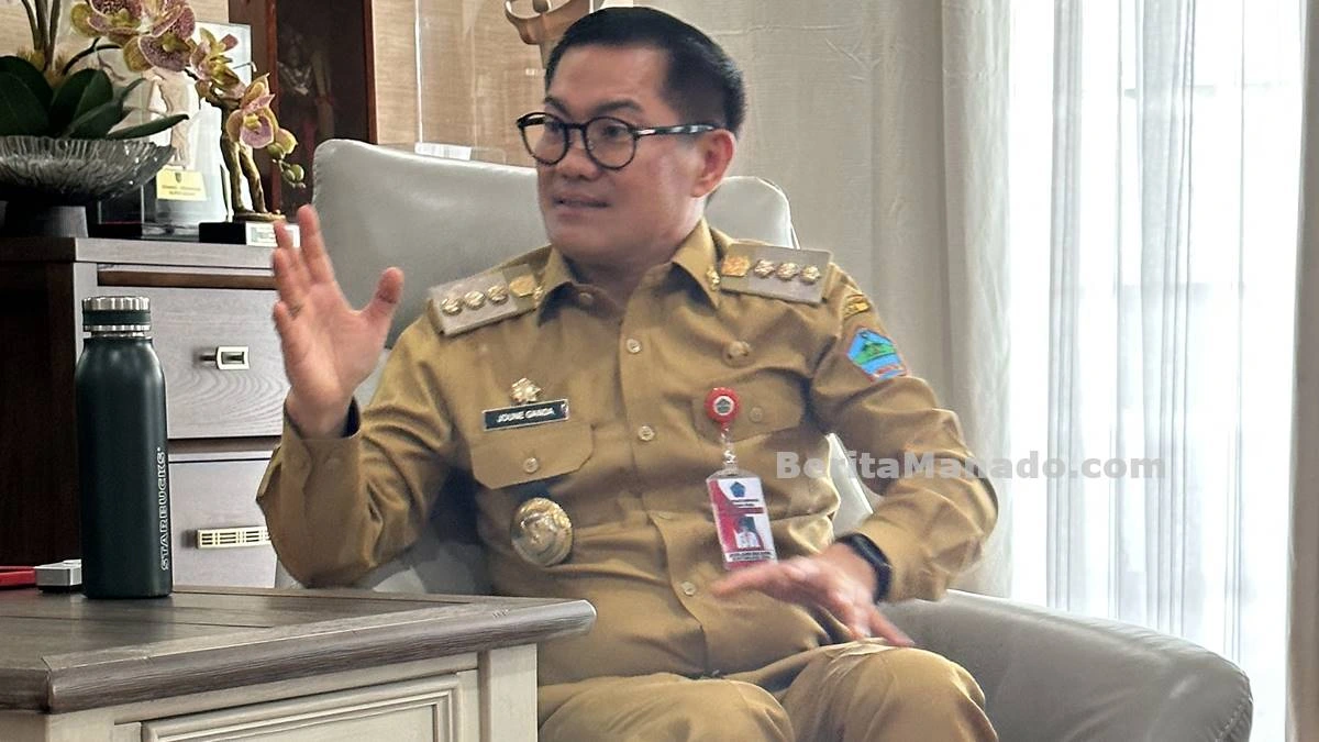 Joune Ganda Jabat Penasihat, Engel Glendy Nakhodai IKA FEB Unsrat 8 Engel Glendy Sahanggamu resmi dilantik sebagai Ketua IKA FEB Unsrat periode 2026–2030, sementara Bupati Minahasa Utara Joune Ganda dipercaya masuk jajaran Dewan Penasihat dalam pelantikan di Aula FEB Universitas Sam Ratulangi, Senin (6/4/2026).