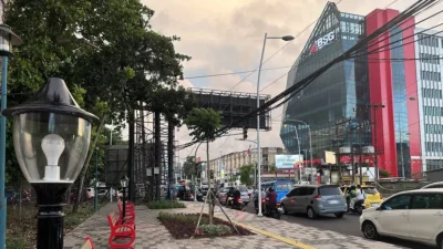 Pemandangan suasana sore hari di area luar gedung Kantor Pusat Bank SulutGo di Kota Manado.