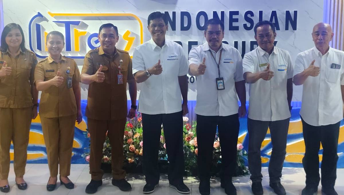 BKAD Sulut Audiensi dengan Kanwil DJPb dan DJKN di Manado, Ini Agendanya 8 Kepala BKAD Provinsi Sulawesi Utara Clay Dondokambey bersama jajaran foto bersama dengan Kepala Kanwil DJPb Sulawesi Utara Wahyu Prihantoro dan Kepala Kanwil DJKN Suluttenggomalut Sumarsono usai audiensi di Gedung Keuangan Negara, Jalan Bethesda, Manado, Senin (13/04/2026).