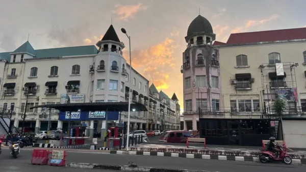 Kawasan Marina Plaza Manado dengan desain unik, dekat Pasar 45 sekitar 200 meter dari pusat kota.