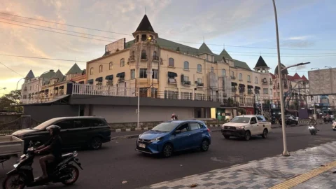 Pemandangan kawasan Marina Plaza Kota Manado jelang senja.
