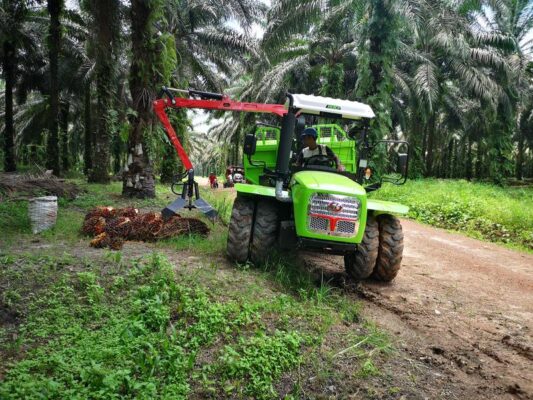 Kendaraan pengangkut kelapa sawit yang diproduksi oleh Guangxi Hepu County Huilaibao Machinery Manufacturing Co., Ltd., beroperasi di perkebunan kelapa sawit di Indonesia. (Sumber: Istimewa)
