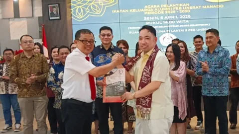 Ketua IKA FEB Unsrat Engel Glendy Sahanggamu bersama Rektor Unsrat Prof. Berty Sompie di pelantikan IKA FEB Universitas Sam Ratulangi Manado, 6 April 2026.