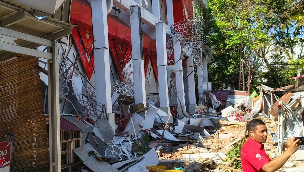 348 Kali Gempa Susulan Usai M7.6, M4.8 Hantam Timur Bitung 1 Kanopi ambruk Hall B GOR Robert Wolter Mongisidi KONI Sario Manado akibat gempa M7.6 2 April 2026
