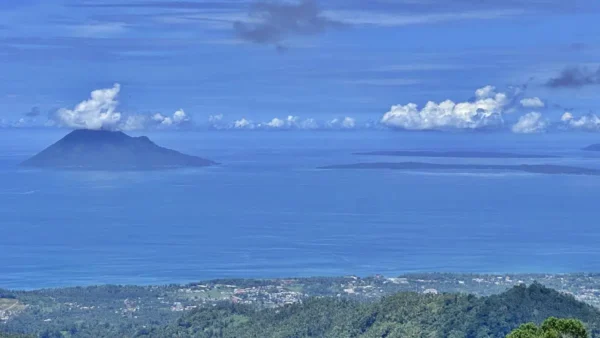 Berita Manado Hari Ini: 7 Berita Penting dari Sulawesi Utara yang Wajib Kamu Baca 8
Pemandangan Pulau Manado Tua dan Bunaken dari puncak Agotey, Minahasa, Sulawesi Utara.