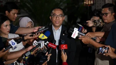 Brian Yuliarto, Menteri Pendidikan Tinggi Sains dan Teknologi, saat memberikan keterangan media di Istana Kepresidenan Jakarta terkait target PLTS Presiden Prabowo.