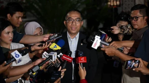 Brian Yuliarto, Menteri Pendidikan Tinggi Sains dan Teknologi, saat memberikan keterangan media di Istana Kepresidenan Jakarta terkait target PLTS Presiden Prabowo.