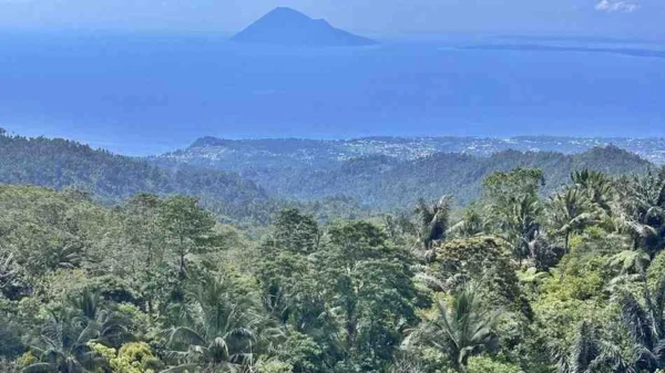 Pemandangan puncak Agotey Mandolang Minahasa, lahan milik Wenny Lumentut yang direncanakan jadi tempat wisata paralayang