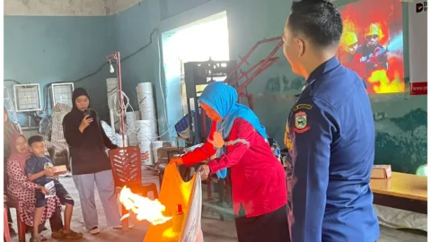 Dukung Pemukiman Aman, Pertamina Patra Niaga Sulawesi Edukasi Warga soal APAR