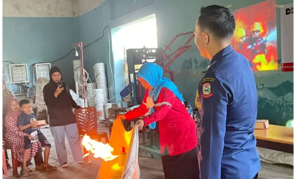 Dukung Pemukiman Aman, Pertamina Patra Niaga Sulawesi Edukasi Warga soal APAR