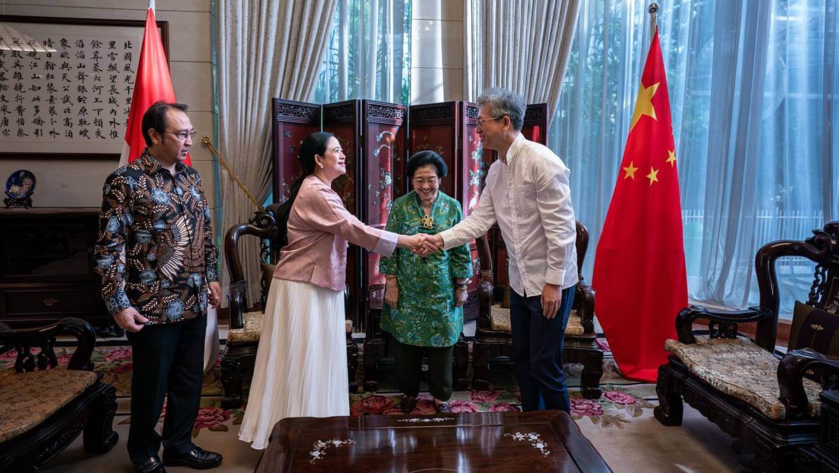 Megawati yang juga menjabat Ketua Umum PDI Perjuangan didampingi sejumlah elite partai, yakni M. Prananda Prabowo dan Puan Maharani. 