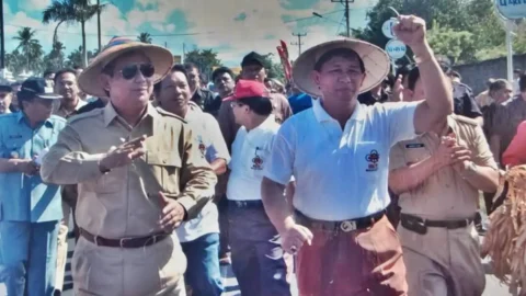 Ramoy Markus Luntungan bersama Prabowo Subianto, mantan Bupati Minahasa Selatan bantah gabung PSI.