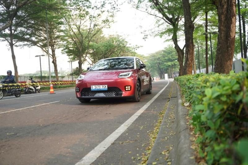 Penjualan Mobil Merek China di Indonesia Naik 79 Persen pada Q1 2026 8 Sebuah unit mobil listrik terbaru GAC Aion, Aion UT, melintas di jalan raya. Mobil ini resmi diluncurkan dalam pameran Gaikindo Indonesia International Auto Show (GIIAS) 2025 di Tangerang, Provinsi Banten. (Sumber: GAC Indonesia)