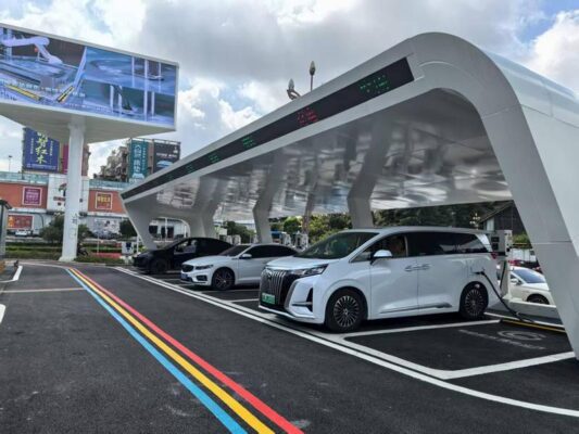 Sejumlah kendaraan listrik (electric vehicle/EV) melakukan pengisian daya di stasiun pengisian daya Quanhu Park yang dilengkapi alat pengisi daya ultracepat dengan teknologi liquid cooling, di Guiyang, Provinsi Guizhou, China barat daya, pada 13 Juni 2025. (Xinhua)