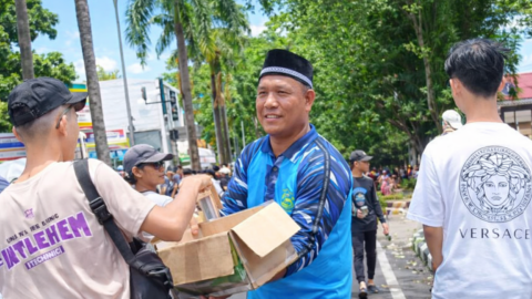 Pemuda Remaja Masjid Bitung Bagikan Air Minum di Selebrasi Paskah GMIM, Simbol Indah Toleransi Beragama