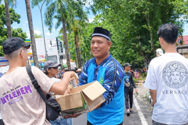 Pemuda Remaja Masjid Bitung Bagikan Air Minum di Selebrasi Paskah GMIM, Simbol Indah Toleransi Beragama