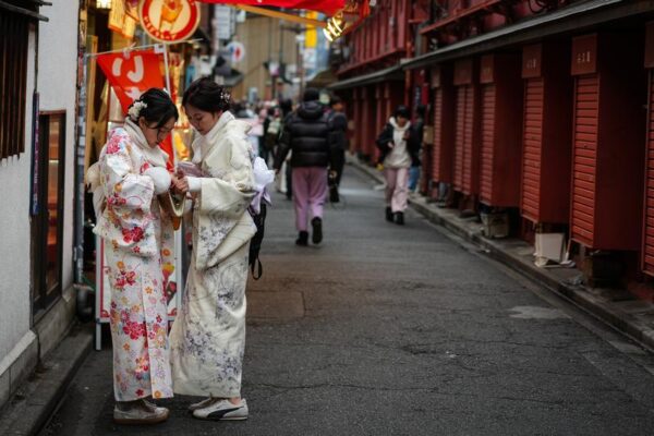 Jumlah Kedatangan Wisatawan China Daratan ke Jepang Anjlok 50 Persen Lebih pada Maret 2026 8 Wisatawan mengunjungi area di sekitar Kuil Senso-ji di Tokyo, Jepang, pada 20 Januari 2026. (Xinhua/Jia Haocheng)