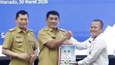 Gubernur Yulius Selvanus dan Kepala BPK Perwakilan Provinsi Sulawesi Utara Bombit Agus Mulyo didampingi Wakil Gubernur Victor Mailangkay.