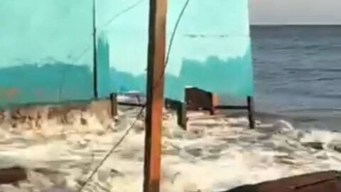 Kondisi banjir rob yang melanda kawasan pesisir pantai Inobonto, Bolaang Mongondow, Jumat (17/4/2026), sebagai dampak fase bulan baru dan perigee yang memicu pasang maksimum air laut di sejumlah wilayah pesisir Sulawesi Utara.