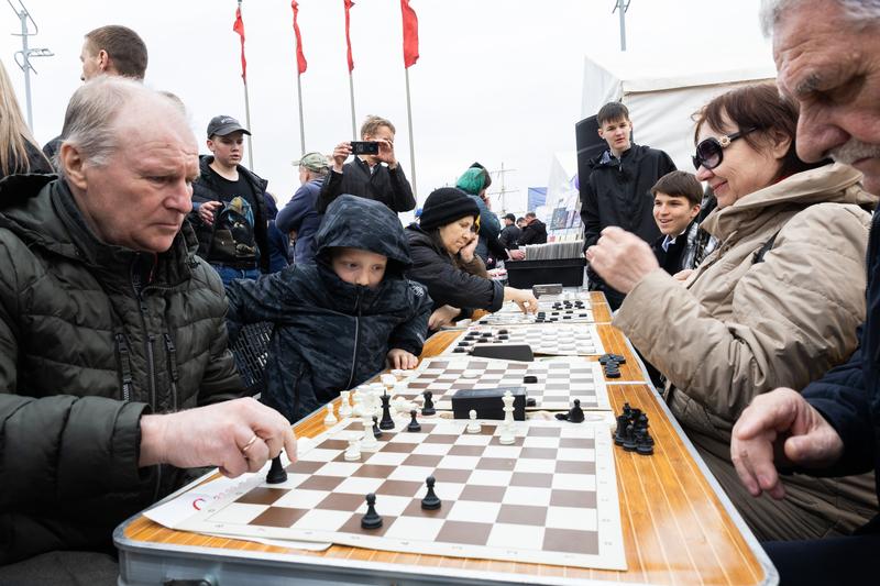 Orang-orang bermain catur di alun-alun pusat kota Vladivostok, Rusia, pada 12 April 2026. (Xinhua/Andrey Matveenko)