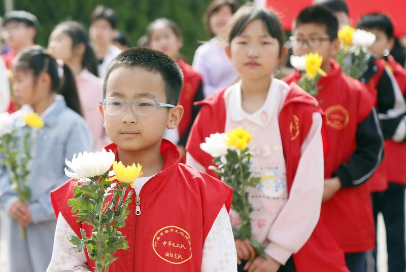 Foto yang diabadikan pada 5 April 2026 ini menunjukkan para murid di Provinsi Henan, China tengah, menghadiri upacara penghormatan kepada para mendiang pahlawan nasional yang digelar saat Festival Qingming di China. (Xinhua)