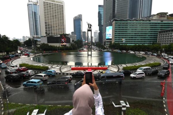 Seorang wanita memotret pemandangan kawasan Bundaran Hotel Indonesia di Jakarta Pusat, Daerah Khusus Jakarta, pada 5 Februari 2024. (Xinhua/Veri Sanovri)