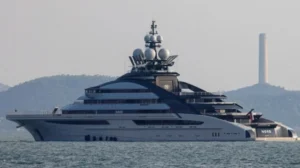 Kapal Rp8 Triliun Taipan Rusia Tembus Blokade Selat Hormuz