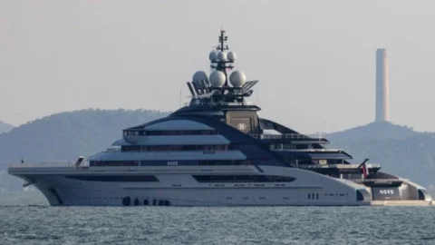 Kapal Rp8 Triliun Taipan Rusia Tembus Blokade Selat Hormuz