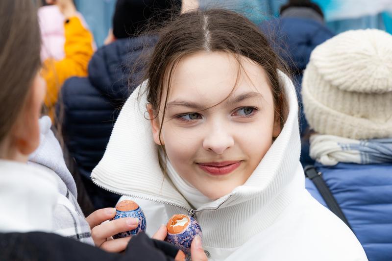 Seorang wanita memegang telur Paskah saat mengikuti perayaan Paskah di Vladivostok, Rusia, pada 12 April 2026. (Xinhua/Andrey Matveenko)