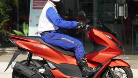 Simak Tips Posisi Duduk yang Nyaman saat Naik Motor